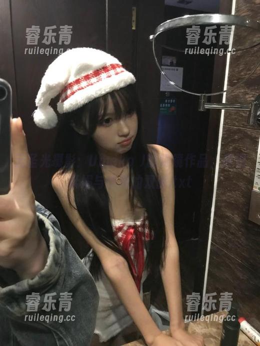 无圣光摄影：Umeko J的眼镜作品，展现妩媚与优雅的双面.txt